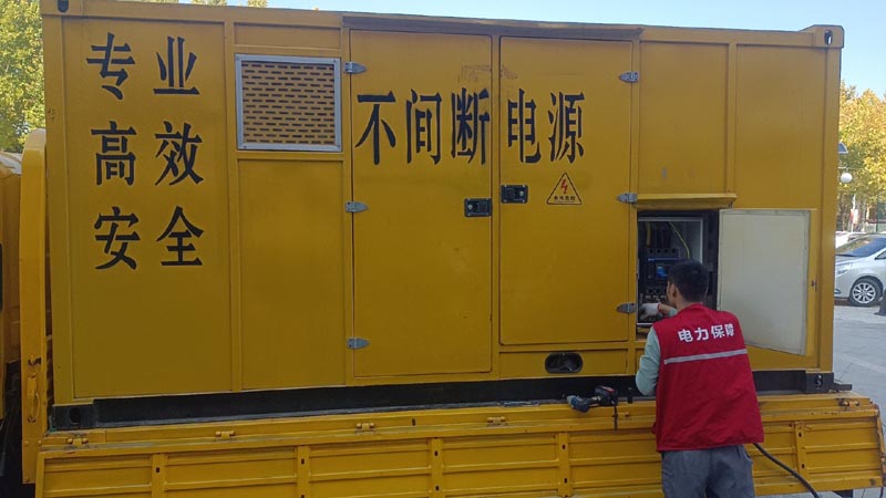 卧龙柴油发电机组和UPS电源配合使用时，如何避免切换过程中的电力中断？